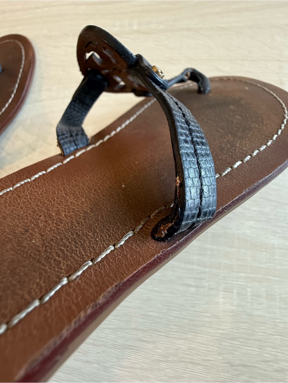 Tory Burch Miller Blue Leather Thong Sandals Women Size 6.5 Flat Logo Medallion - Picture 12 of 12